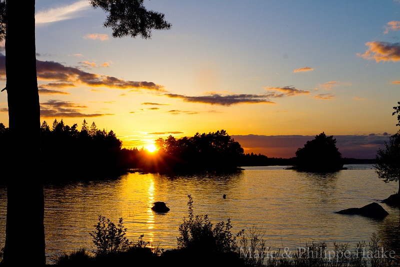Asnen lac 5318.jpg - Coucher de soleil sur Asnen Lake, en Suède (mai 2011)